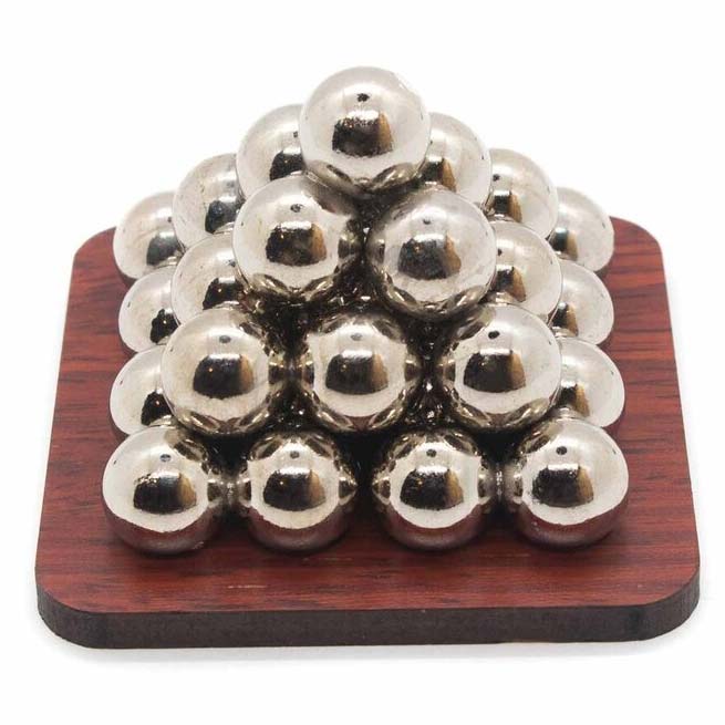 Kugelpyramide Viereck Metall